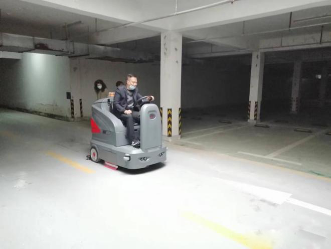 湖南小区物业保洁不用人力改用驾驶式洗地机了